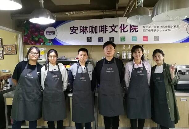 (4月2日-6日刚刚结束的基础咖啡师学员毕业照)